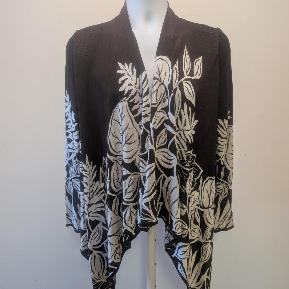 Black and white leaf print kimono with a boho vibe #bohemian #festival